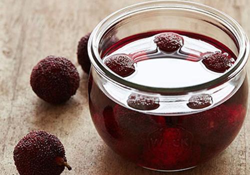 杨梅酒里的杨梅能吃吗 杨梅酒保质期多久