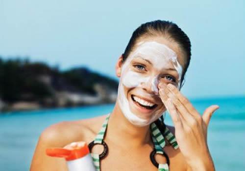 只涂防晒霜可以吗 只涂防晒霜也需要卸妆吗