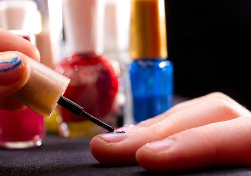 皮肤黑涂什么颜色的指甲油好看 快看看哪款指甲油适合你