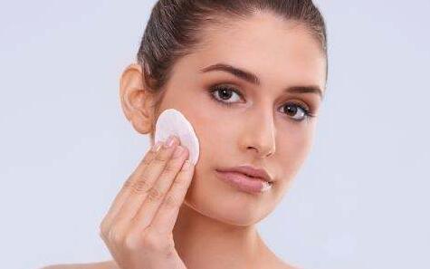 皮肤干燥像蛇皮怎么办 做好这6件事，还你滋润光滑肌肤！