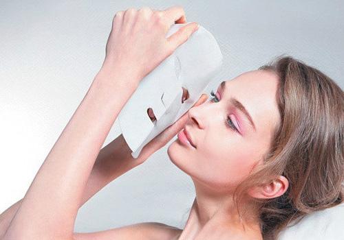 敷面膜可以玩手机吗 敷面膜可以吹电扇吗