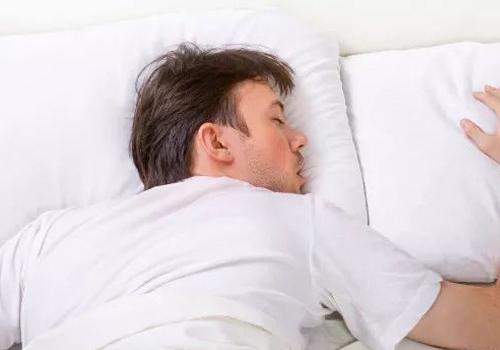 男人趴着睡觉有什么坏处 千万要注意这些