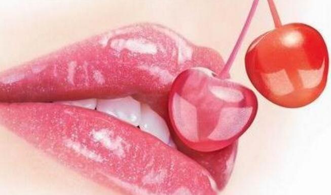 唇部干燥怎么办 保持水润唇部，少吃辛辣多喝水！