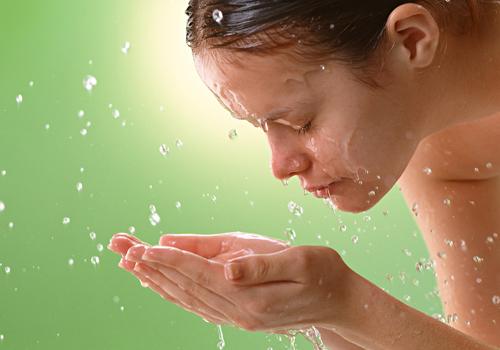 洗脸加什么可以美白 这样洗脸想不美都不行