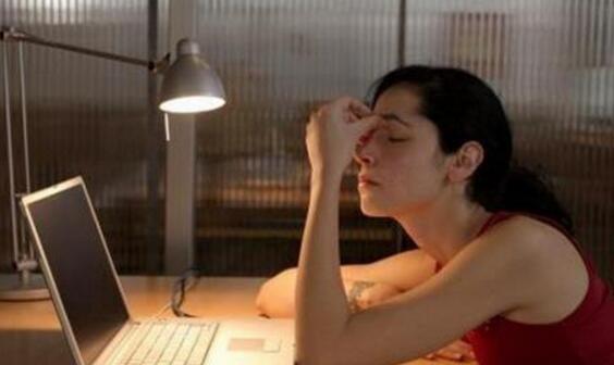 熬夜皮肤会变差吗 你还在熬夜吗？小心变成皮肤干巴巴的大婶！