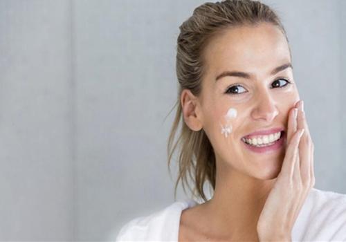 军训怎样才能不晒黑 看了这些，别人军训都晒黑，你军训直接变白！