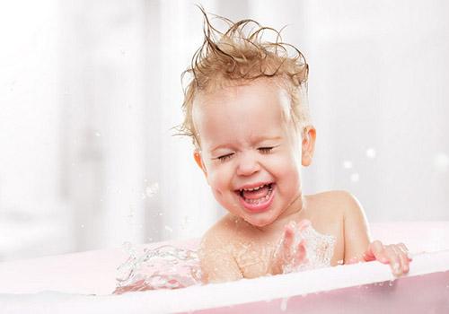 夏天宝宝洗完澡擦什么好 这些护肤品你都给宝宝擦过吗