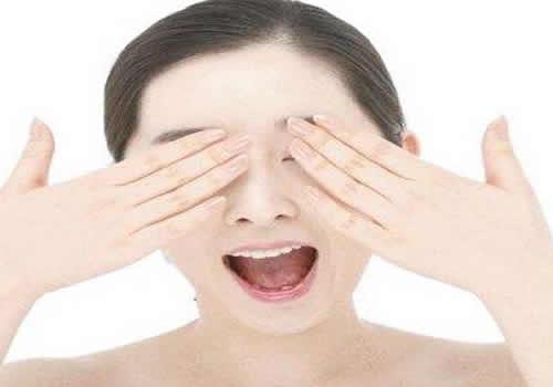 水乳为什么要避开眼睛 眼睛周围用什么护肤品好