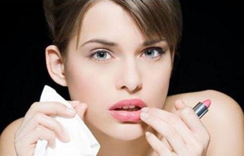 嘴唇干裂怎么办 嘴唇干裂易发作疱疹！选对护唇膏帮大忙