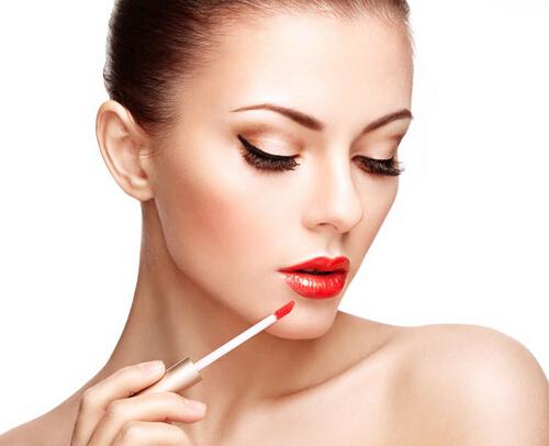 涂口红需要卸妆吗