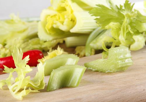 芹菜可以不可以治便秘 晚上可以生吃芹菜吗