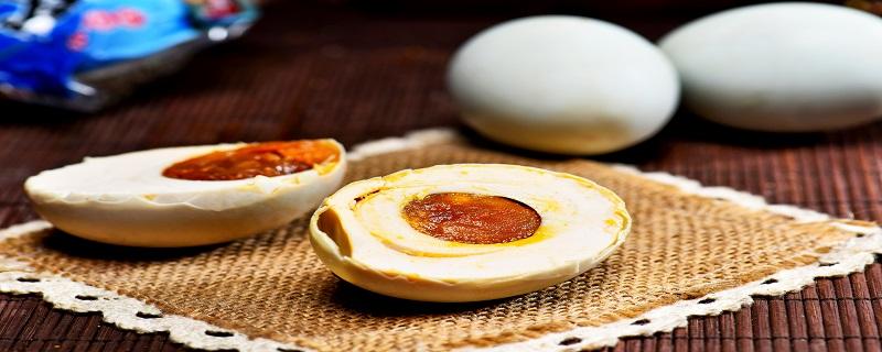 咸鸭蛋保存在哪里可以保存时间长 咸鸭蛋怎么腌制才出油好吃