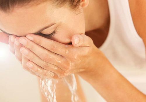 用什么洗脸会变白祛斑 水里加点料轻松搞定