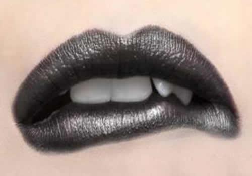 天天涂口红嘴唇会变黑 嘴唇变黑不一定是因为涂口红，还跟这个有关系