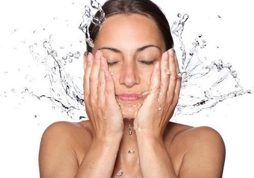 冷热水交替洗脸好不好