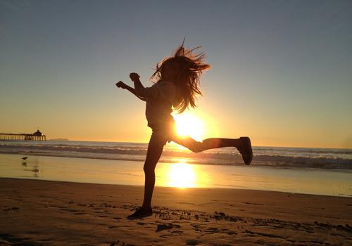 防晒衣颜色深好还是颜色浅好 原来这种颜色最防晒