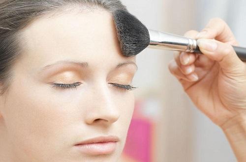 遮瑕膏和粉底液哪个先用