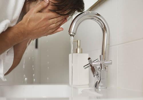 西瓜皮敷脸完要洗吗 西瓜皮敷完脸后怎么洗脸