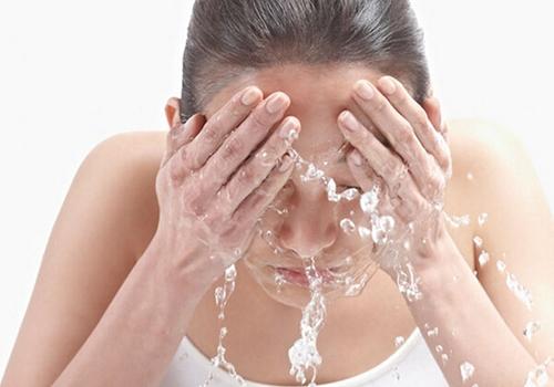 早晨用什么水洗脸最好 洗脸水中加上它，皮肤白嫩