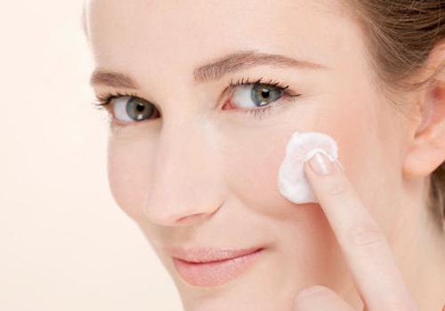 乳液可以涂眼睛吗 涂抹乳液的注意事项
