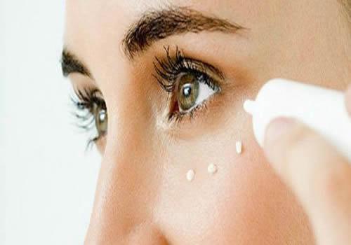敷眼膜前需要涂眼霜吗 眼部护肤品的使用顺序很重要！