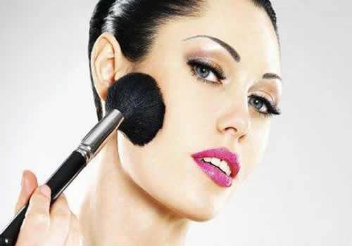 粉底液用刷子还是海绵 化妆刷PK海绵，究竟谁才适合用来涂粉底液？