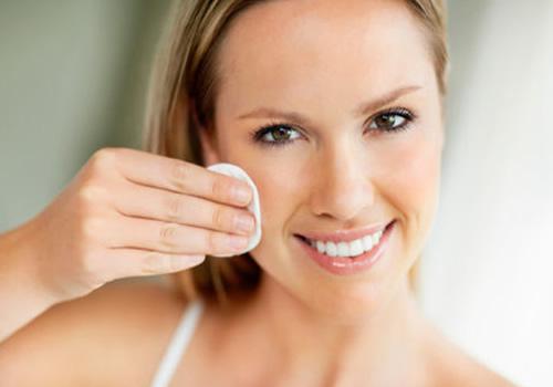 只涂cc霜需要卸妆水吗 怎样用卸妆水卸cc霜