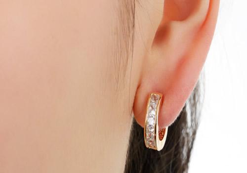 打耳洞要多久才能好 每个人的恢复时间都不同，这么做能让你的耳洞好的更快！