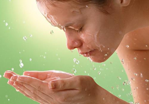 用什么洗脸可以美白 肌肤越变越年轻