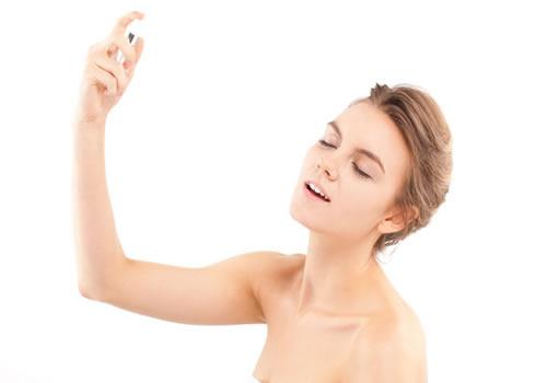 涂了防晒霜还能喷雾吗 涂了防晒霜怎么用喷雾