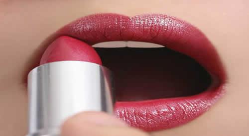 涂了口红嘴唇麻麻的 涂口红嘴麻的原因和解决方法