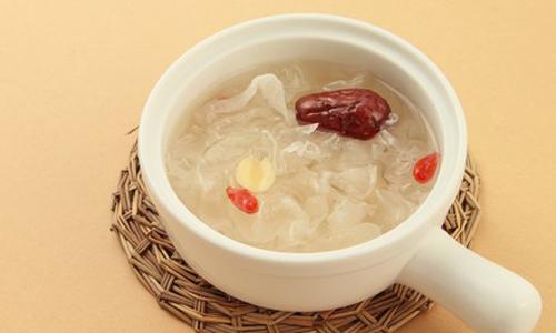 黄芪能和银耳一起吃吗 黄芪银耳汤有哪些功效呢