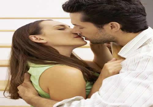 涂了口红可以接吻吗 学会这4招，涂口红也要好好接吻！