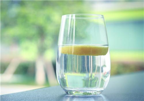 柠檬水可以天天喝吗 柠檬水可以代替水吗