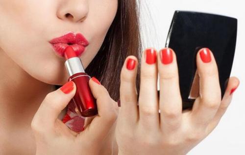 口红出水珠怎么办 夏天口红保存方法