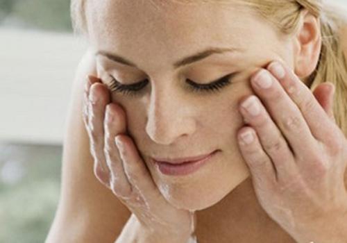 热水洗脸的坏处