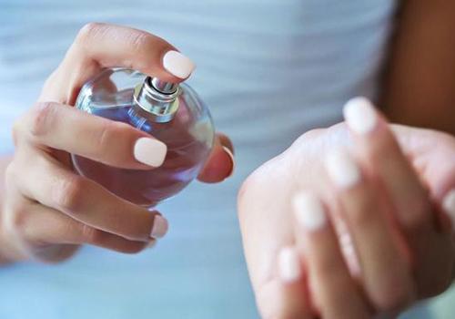 香水可以喷在腋下吗 正确使用香水的小妙招