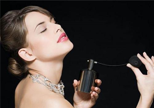 香水涂抹用哪只手指好 香水怎么涂抹