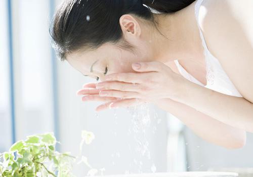 盐水洗脸能天天洗吗 盐水洗脸多久洗一次