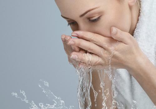 不洗脸有什么坏处吗 不洗脸容易长脂肪粒吗