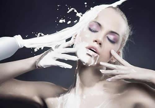 早晚都用牛奶洗脸好吗 正确的牛奶洗脸频率让你的皮肤又白又嫩