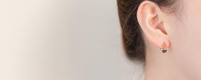 新打的耳洞多久能够转耳钉 新打的耳洞耳钉摘下来一天会堵住吗