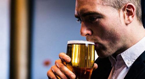 备孕期男人可以喝啤酒吗 备孕期男人喝酒的危害