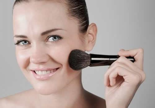 粉底液要用刷子吗 最适合涂粉底液的工具其实是它