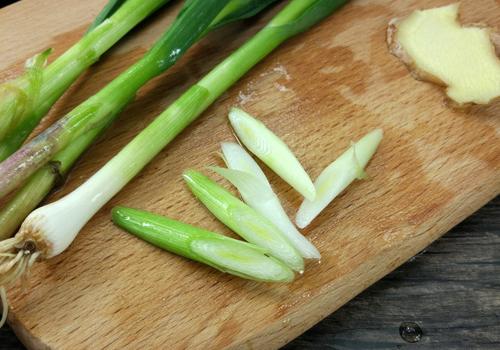 哺乳期可以吃蒜苗吗 哺乳期吃蒜苗有什么好处和坏处