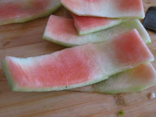 西瓜皮擦脸的正确方法