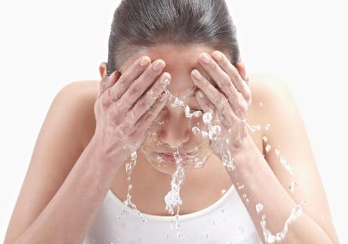 洗脸后用什么擦干最好 洗脸后擦脸要注意什么