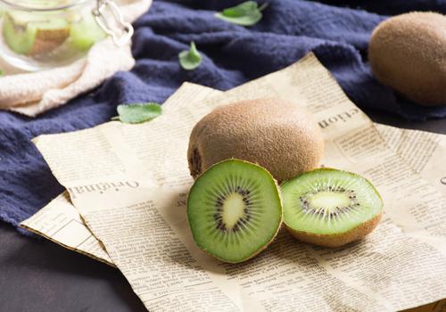 猕猴桃籽是红色能吃吗 猕猴桃一天可以吃几个