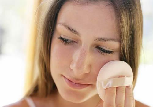 粉底液要用粉扑吗 涂粉底液用哪种粉扑好？怎样用粉扑涂粉底液？