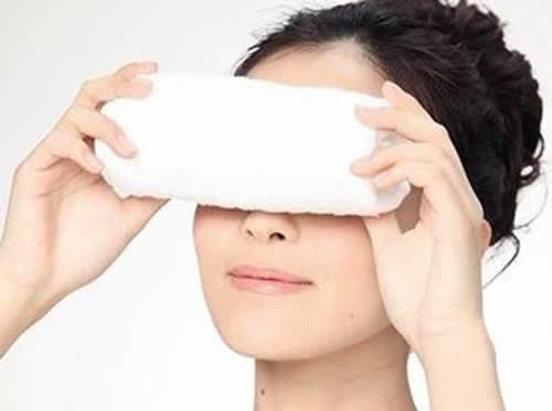 热毛巾敷眼睛缓解近视